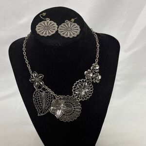 Premier Designs Retired Floral Silver Floral Necklace Set